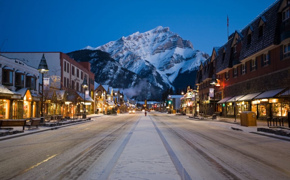 http://www.toursaltitude.com/wp-content/uploads/2014/07/winter-banff-avenue-night-Zizka-5-955x595.jpg