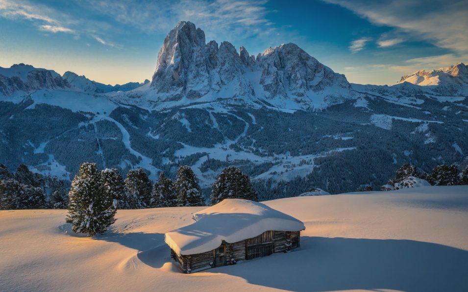 http://www.toursaltitude.com/wp-content/uploads/2019/05/Pic-with-view-on-the-Sassolung©DOLOMITESValGardena-955x595.jpg