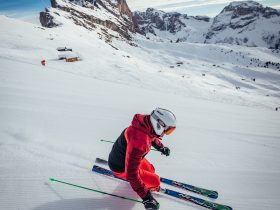 http://www.toursaltitude.com/wp-content/uploads/2019/05/Skifun-on-Seceda-with-the-Odles-in-the-background©DOLOMITESValGardena-280x210.jpg