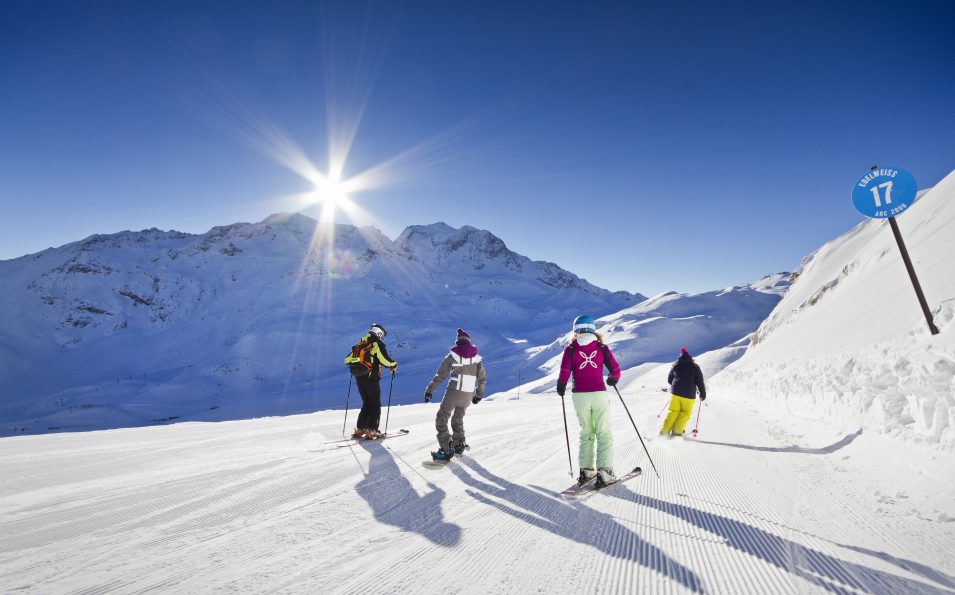 http://www.toursaltitude.com/wp-content/uploads/2023/05/23_FirstTrack-©ManuReyboz-Les-Arcs-955x595.jpg