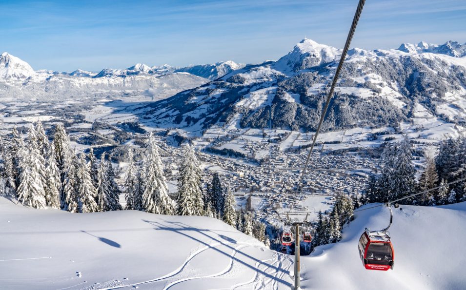 http://www.toursaltitude.com/wp-content/uploads/2023/06/Landschaft-Skigebiet-Hahnenkamm-Winter-Gondel-c-Kitzbuehel-Tourismus-7-955x595.jpg