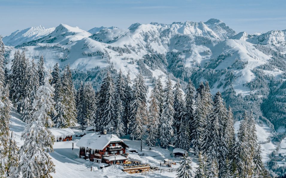 http://www.toursaltitude.com/wp-content/uploads/2023/06/Skifahren-Skihuette-Hahnenkamm-Winter-Gasthaus-c-Kitzbuehel-Tourismus-955x595.jpg