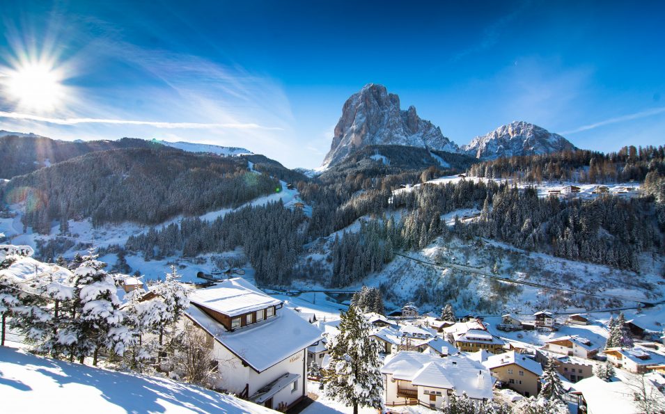 http://www.toursaltitude.com/wp-content/uploads/2024/03/St.Christina_Saslong_Langkofel_Ciampinoi2@DOLOMITESValgardena-955x595.jpg